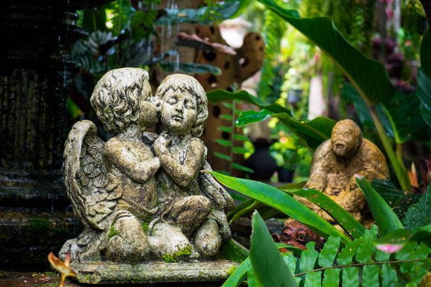 Linda pareja Cupido Estatua en el jardín, decoración del jardín
 - Foto, Imagen