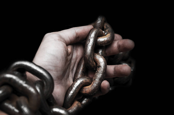 Opfer, Sklave, Prosoner männliche Hände durch große Metallkette gefesselt - Foto, Bild