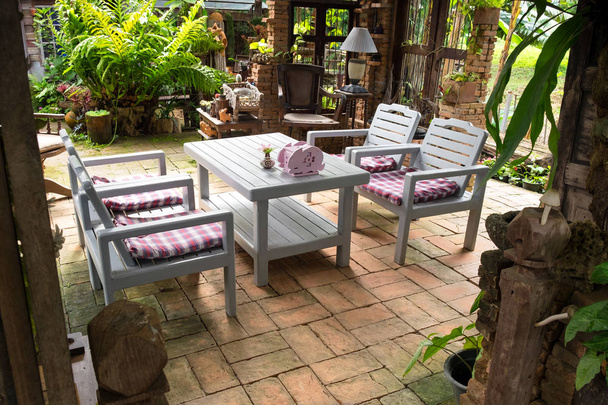 庭の設計領域でリラックス、白い木製のテーブル セット、  - 写真・画像