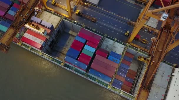 4k załadunku kontenera ładunek ze statku - Materiał filmowy, wideo