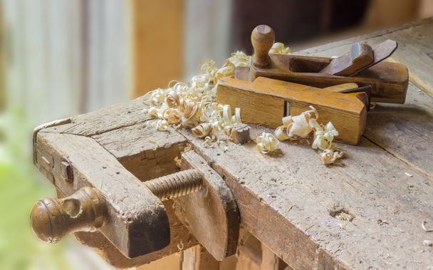 Fragment van oude houtbewerking werkbank met twee houten hand vlak - Foto, afbeelding