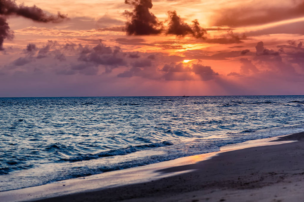 Красивий пейзаж, яскравий тропічний морський захід
 - Фото, зображення