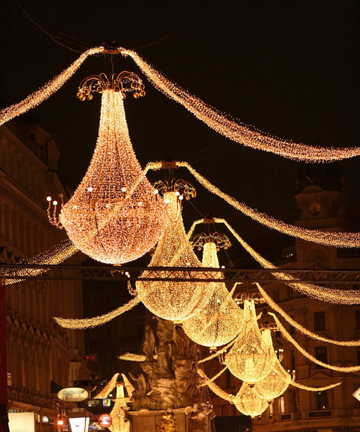 Karácsonyi csillár Bécsben. Ausztria - Fotó, kép
