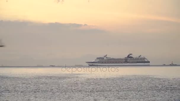 Κρουαζιερόπλοιο στη θάλασσα στο ηλιοβασίλεμα. - Πλάνα, βίντεο
