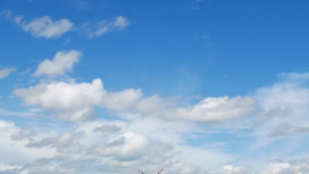 Nube in movimento su sfondo blu timelapse visto
.  - Filmati, video