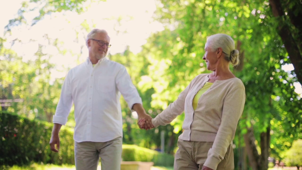 feliz pareja de ancianos caminando en el parque de la ciudad de verano
 - Imágenes, Vídeo