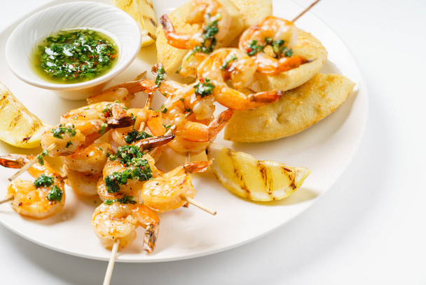 shrimp kebabs on plate - Фото, зображення