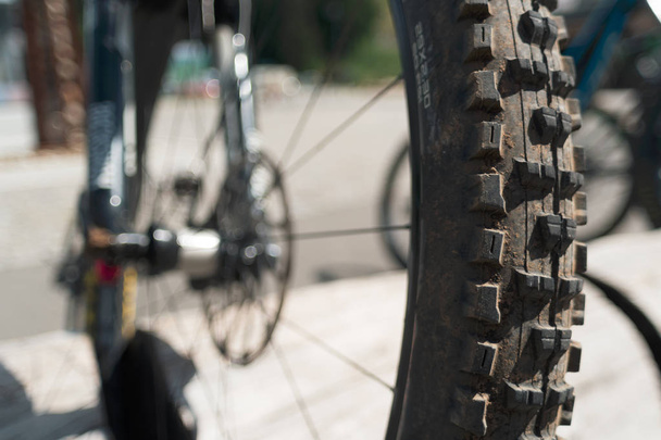 Переднее колесо велосипеда в деталях, размытый фон
 - Фото, изображение