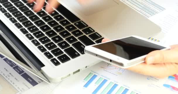 4k Empresarios con Smartphone y mecanografía en el teclado del ordenador portátil, gráfico circular de finanzas
 - Metraje, vídeo