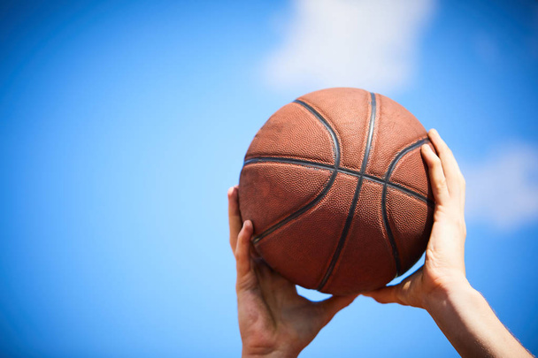 hands holding basketball ball  - Фото, изображение