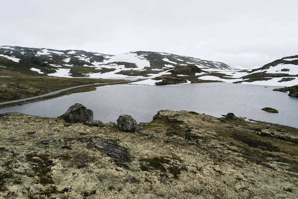 Aurlandsfjellet - tourist route in Norway and Flyvotni lake  - Foto, Imagen