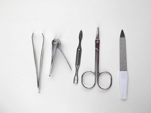 Lima per unghie, dispositivo di rimozione cuticole, forbici, tagliaunghie e pinzette
 - Foto, immagini