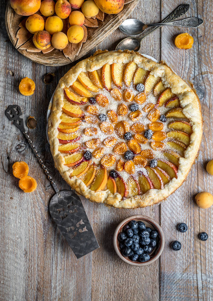Apricot cake or pie with fresh fruits - Zdjęcie, obraz