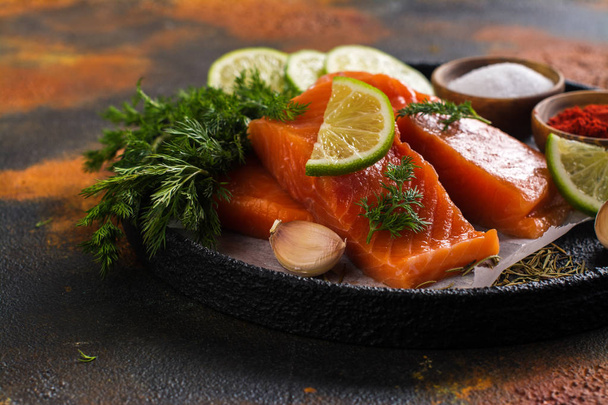 Bistecca di salmone crudo fresco  - Foto, immagini