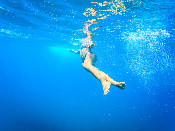 γυναίκα κολυμπήσετε στην γαλάζια θάλασσα - καλοκαίρι - Φωτογραφία, εικόνα