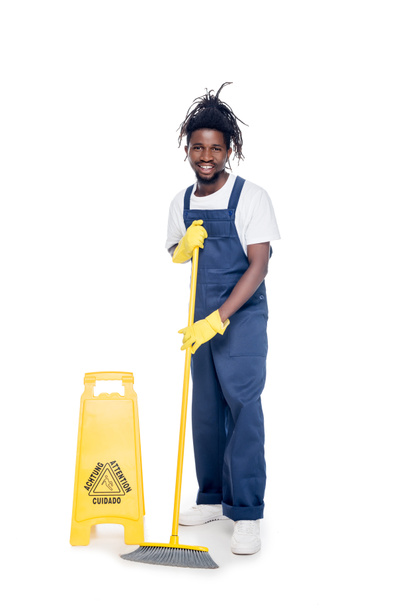 афроамериканський прибиральник з прибиральним обладнанням
 - Фото, зображення