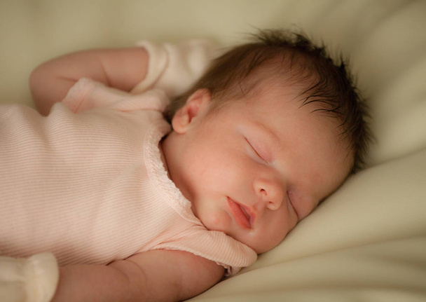 Newborn. Baby girl sleeping. Two weeks old. Close-up. - Fotoğraf, Görsel