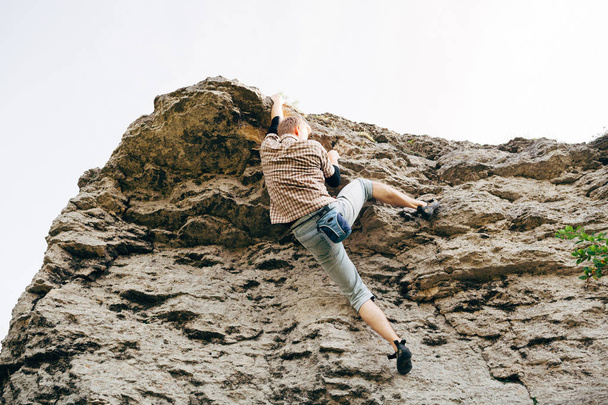 Homme grimpant le rocher
 - Photo, image