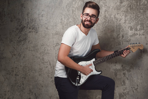 Stylish guy with a guitar - Foto, immagini