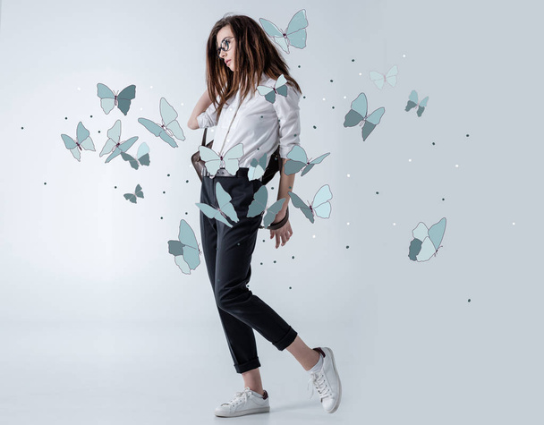 Stylish hipster woman with butterflies - Fotoğraf, Görsel