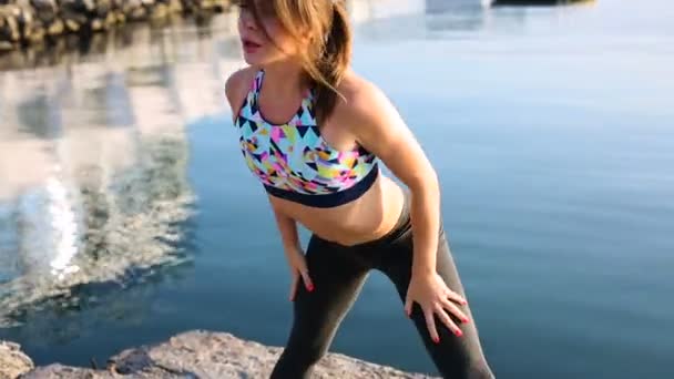 Mujer haciendo ejercicio en la playa
 - Imágenes, Vídeo