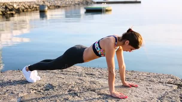 Mujer haciendo ejercicio en la playa
 - Imágenes, Vídeo