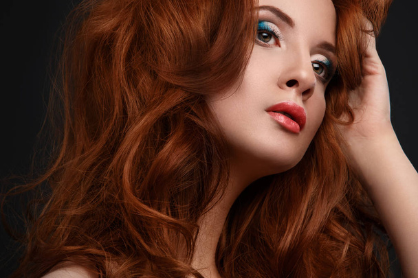 Красивая женщина с рыжими волосами - Фото, изображение