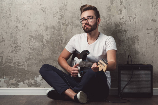 Stylish guy with a guitar - Photo, Image