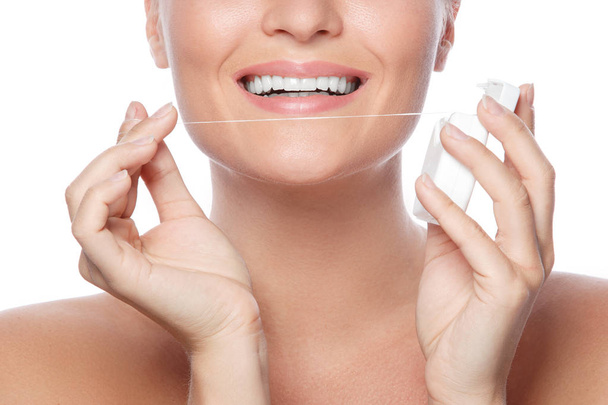 Mujer y hilo dental
 - Foto, Imagen