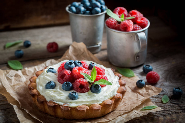 Tarta dulce y cremosa con bayas y mascarpone
 - Foto, Imagen