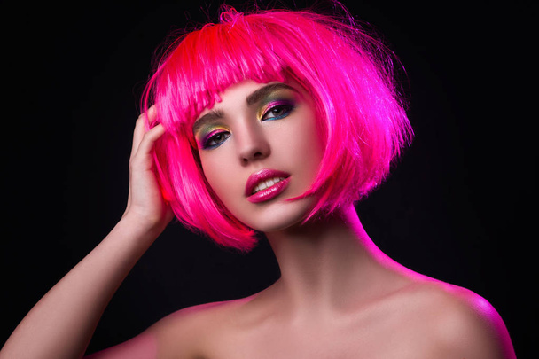 mujer joven con el pelo rosa - Foto, Imagen