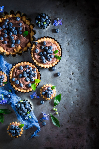 Homemade and rustic tarts made of brown cream and berries - Foto, afbeelding