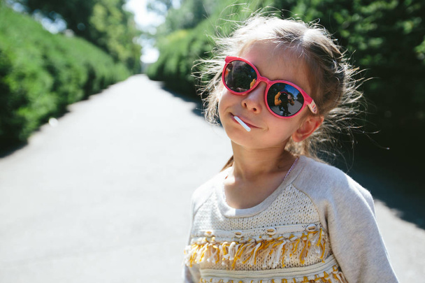 Girl kid smiling wearing sunglasses - Foto, Imagem