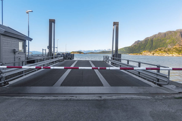 Lege terminal van de Ferry met metalen oprit en cosed turnpike. Noorwegen - Foto, afbeelding