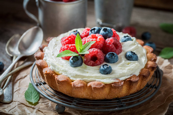 Delicious and crispy tart with mascarpone cheese and fruit - Фото, изображение
