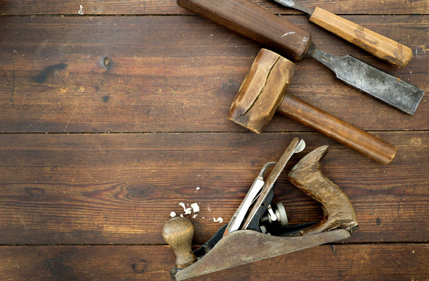 Hulpmiddelen voor houtbewerking op tafel plat leggen overhead - Foto, afbeelding