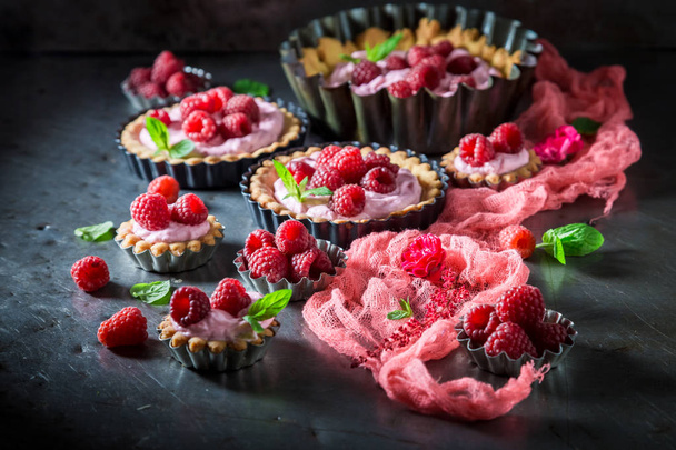Delicious and crispy tarts with raspberries and mascarpone - Φωτογραφία, εικόνα