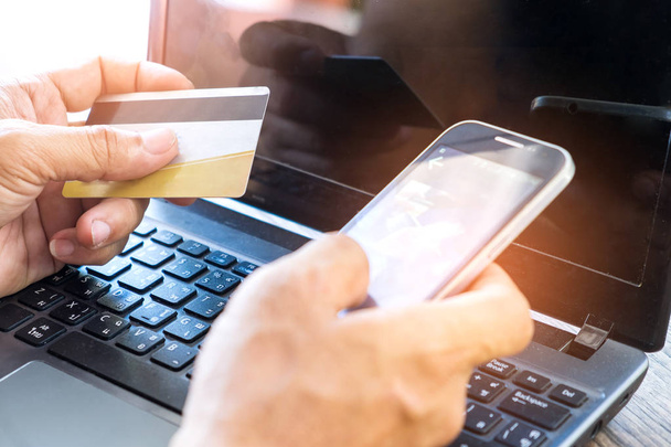 Koncept peníze, Online platby kreditní kartou, pomocí chytré telefony o - Fotografie, Obrázek