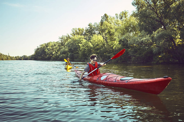 Un viaje en canoa por el río a lo largo del bosque en verano
. - Foto, imagen