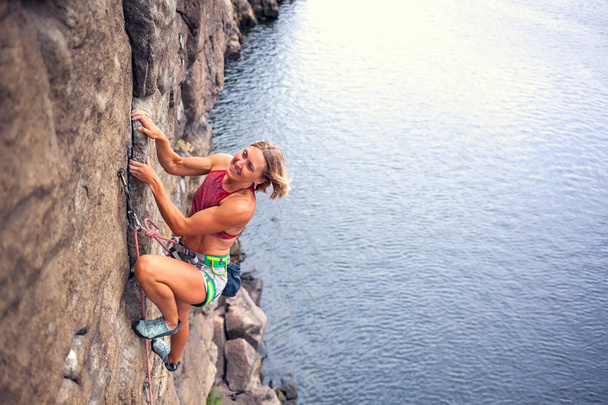 Tyttö kiipeää kalliolle
 - Valokuva, kuva