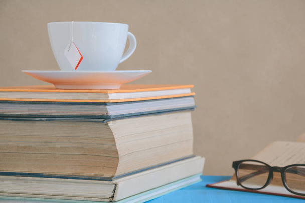 Prenota bicchieri e tè sulla scrivania con studio ed educazione concep
 - Foto, immagini