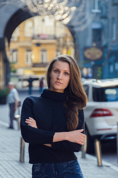 Κομψό, λεπτό, αυτοπεποίθηση γυναίκα που στέκεται στο δρόμο στο β της πόλης - Φωτογραφία, εικόνα