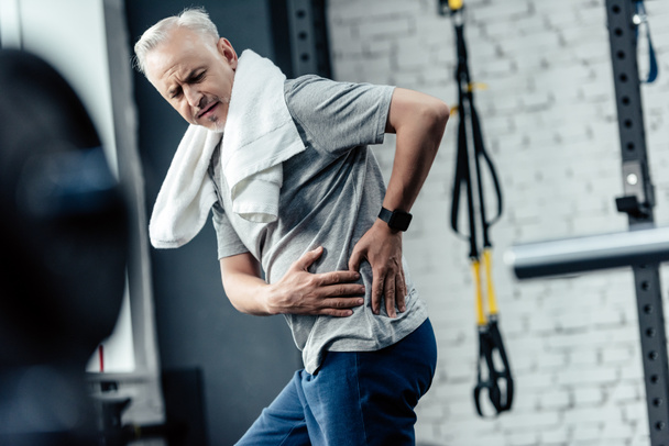 Seniorensportler mit Rückenschmerzen  - Foto, Bild