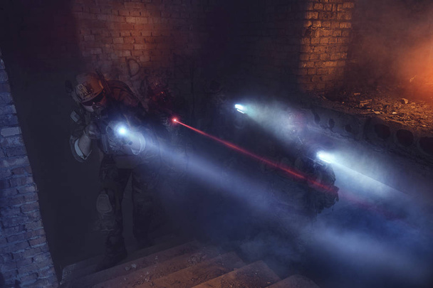 Special Forces soldaten in actie. Elite squad beweegt door mist en rook. - Foto, afbeelding