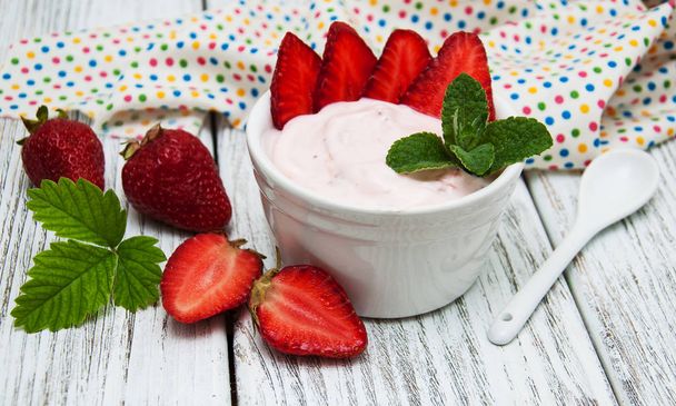 yogurt con fragole fresche
 - Foto, immagini