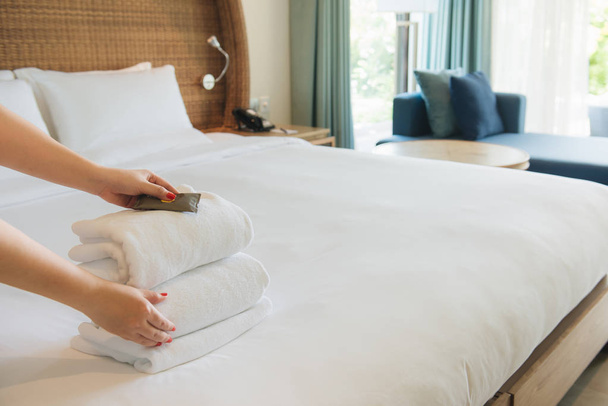 Rukou hotel služka přináší čisté ručníky na pokoji - Fotografie, Obrázek