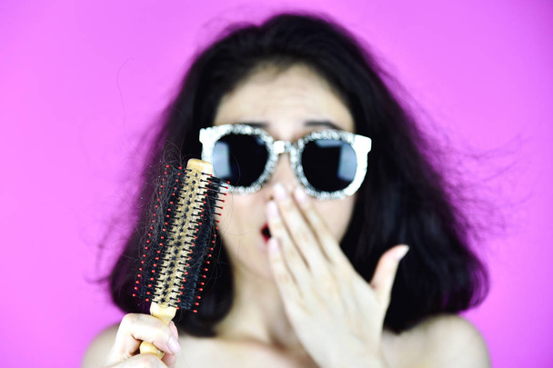 Problema de caída del cabello, mujer con cepillo de pelo preocuparse por la pérdida de cabello
. - Foto, imagen