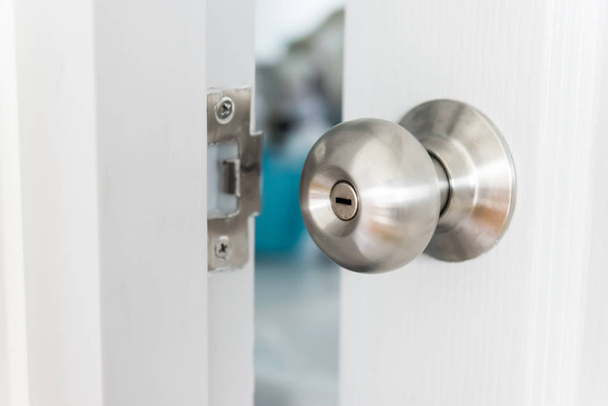la porta bianca con la maniglia di metallo è stile regolare della serratura in una casa, copia lo spazio
. - Foto, immagini