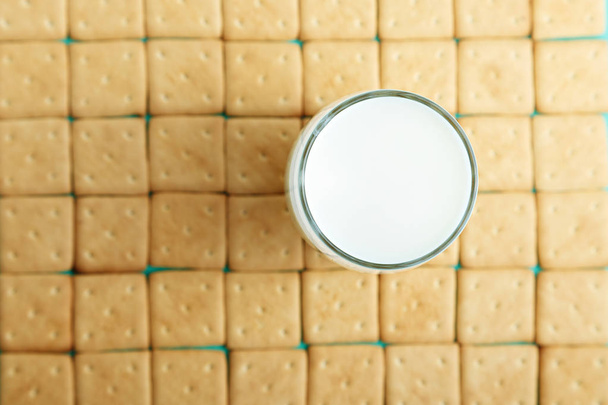 crackers with milk - Zdjęcie, obraz