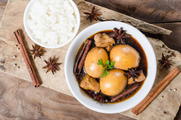 Aasialaista ruokaa, kovaksi keitettyä munaa ruskeassa kastikkeessa tai makeaa kastiketta
 - Valokuva, kuva